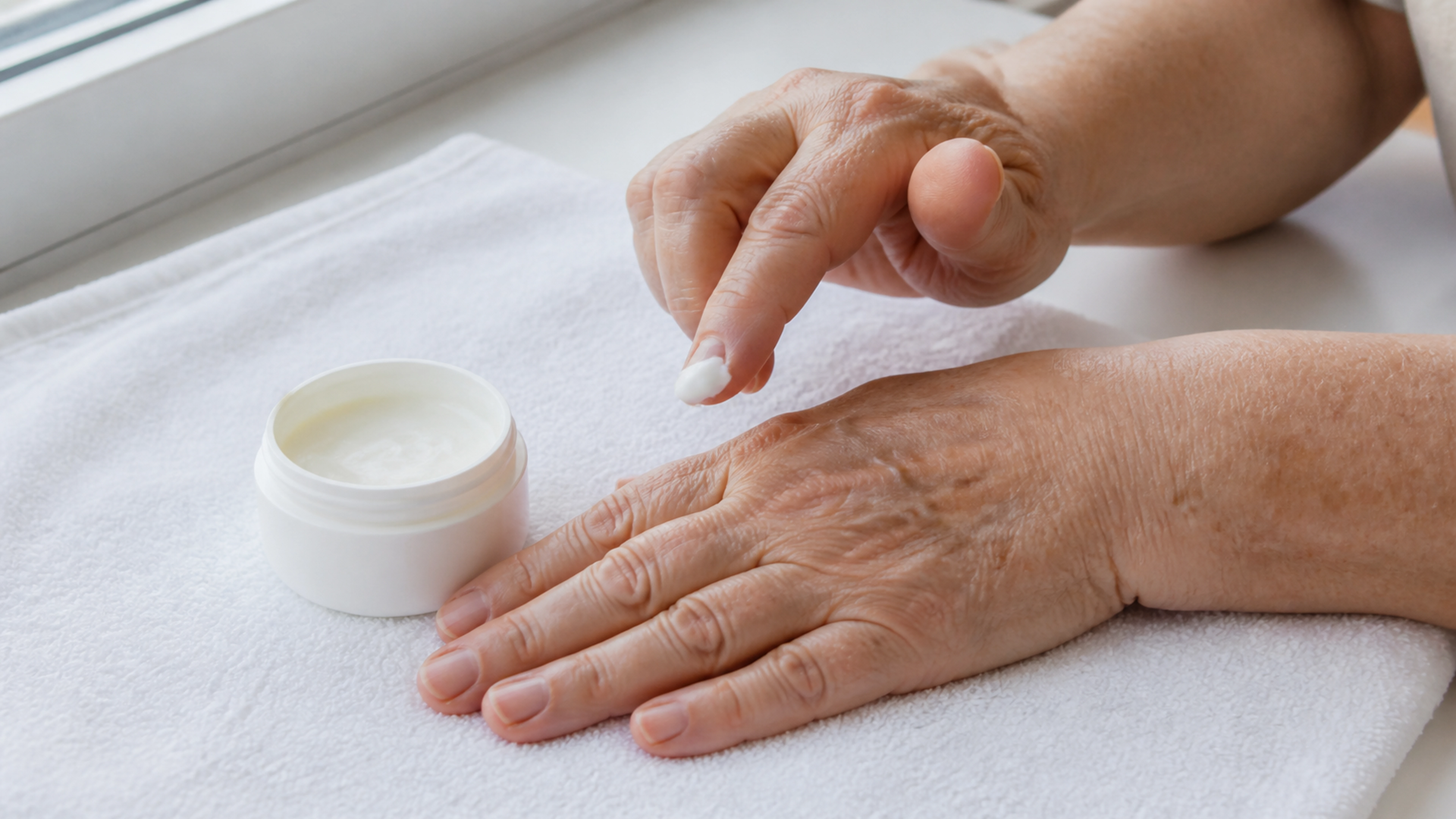 Illustration éditoriale pour l’article « Comment enlever les taches de vieillesse sur les mains »